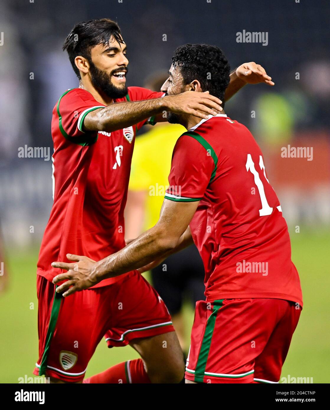 Doha, Qatar. 20 juin 2021. Salaah Said Al Yahyaei (L) d'Oman fête avec son coéquipier après avoir tiré une balle de pénalité lors du match de qualification de la coupe arabe de la FIFA au Qatar 2021 entre Oman et la Somalie à Doha, Qatar, le 20 juin 2021. Credit: Nikku/Xinhua/Alay Live News Banque D'Images