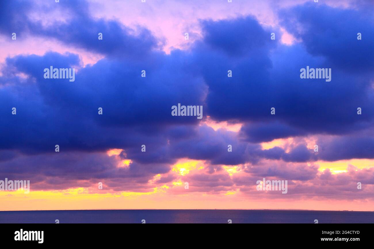 Le Wash, de Hunstanron, coucher de soleil, mer, nuages sombres, Norfolk, Angleterre, Royaume-Uni Banque D'Images
