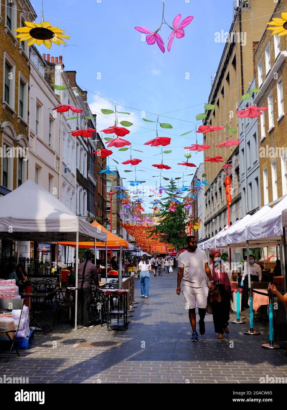 Un « jardin botanique » avec sept types de fleurs faites à la main est exposé au-dessus du quartier chinois de Londres. Banque D'Images