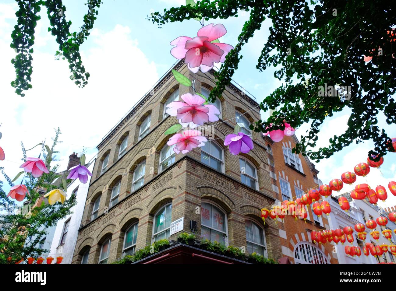Un « jardin botanique » avec sept types de fleurs faites à la main est exposé au-dessus du quartier chinois de Londres. Banque D'Images