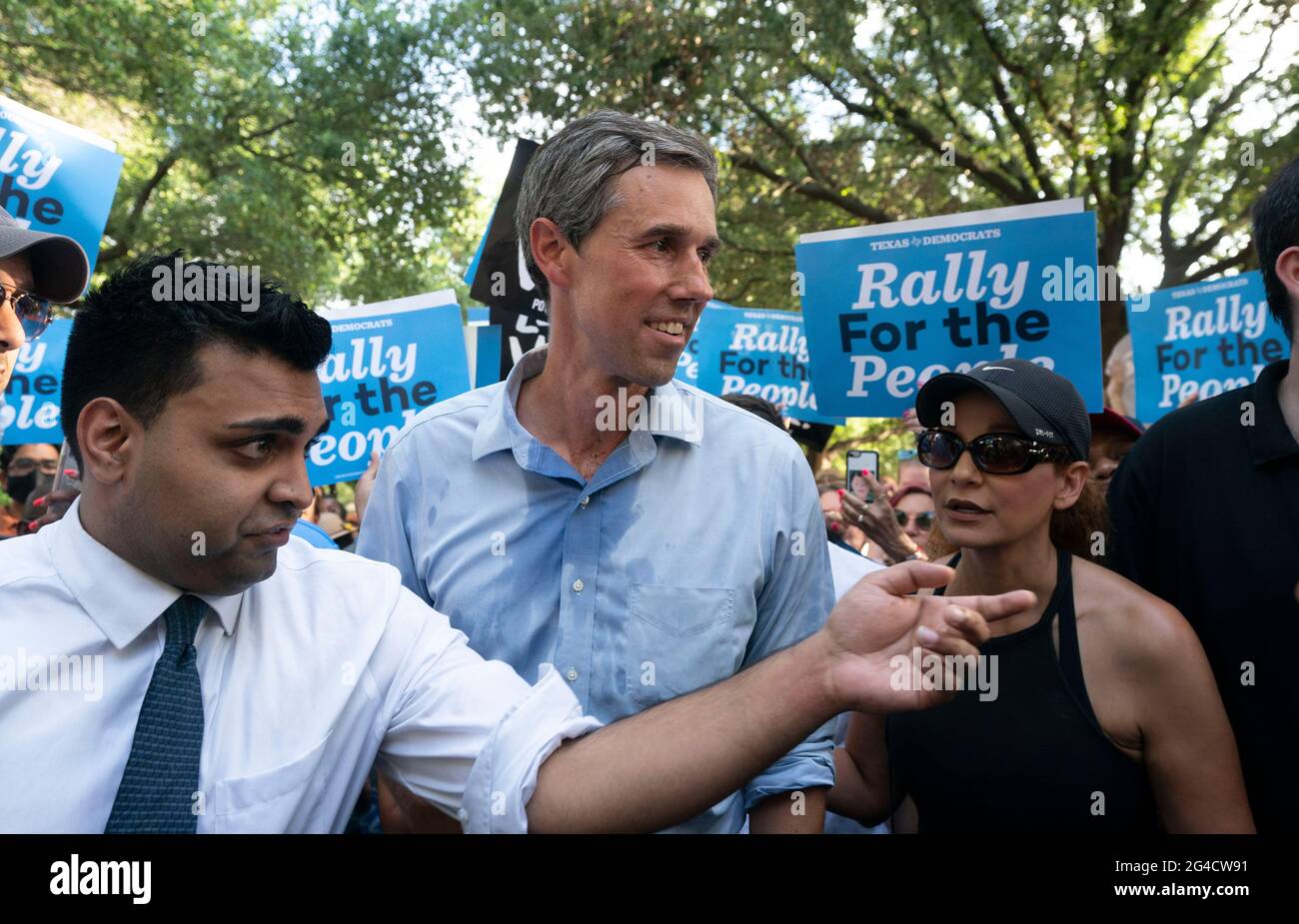 Austin, Texas, États-Unis. 20 juin 2021. L'ancien député et candidat à la présidence BETO O'ROURKE s'entretient avec les médias tandis que des centaines de démocrates texans se rallient pour soutenir les projets de loi sur le droit de vote bloqués au Congrès et dénoncent les efforts républicains pour empêcher l'inscription des électeurs et l'accès aux sondages. Crédit : Bob Daemmrich/Alay Live News Banque D'Images