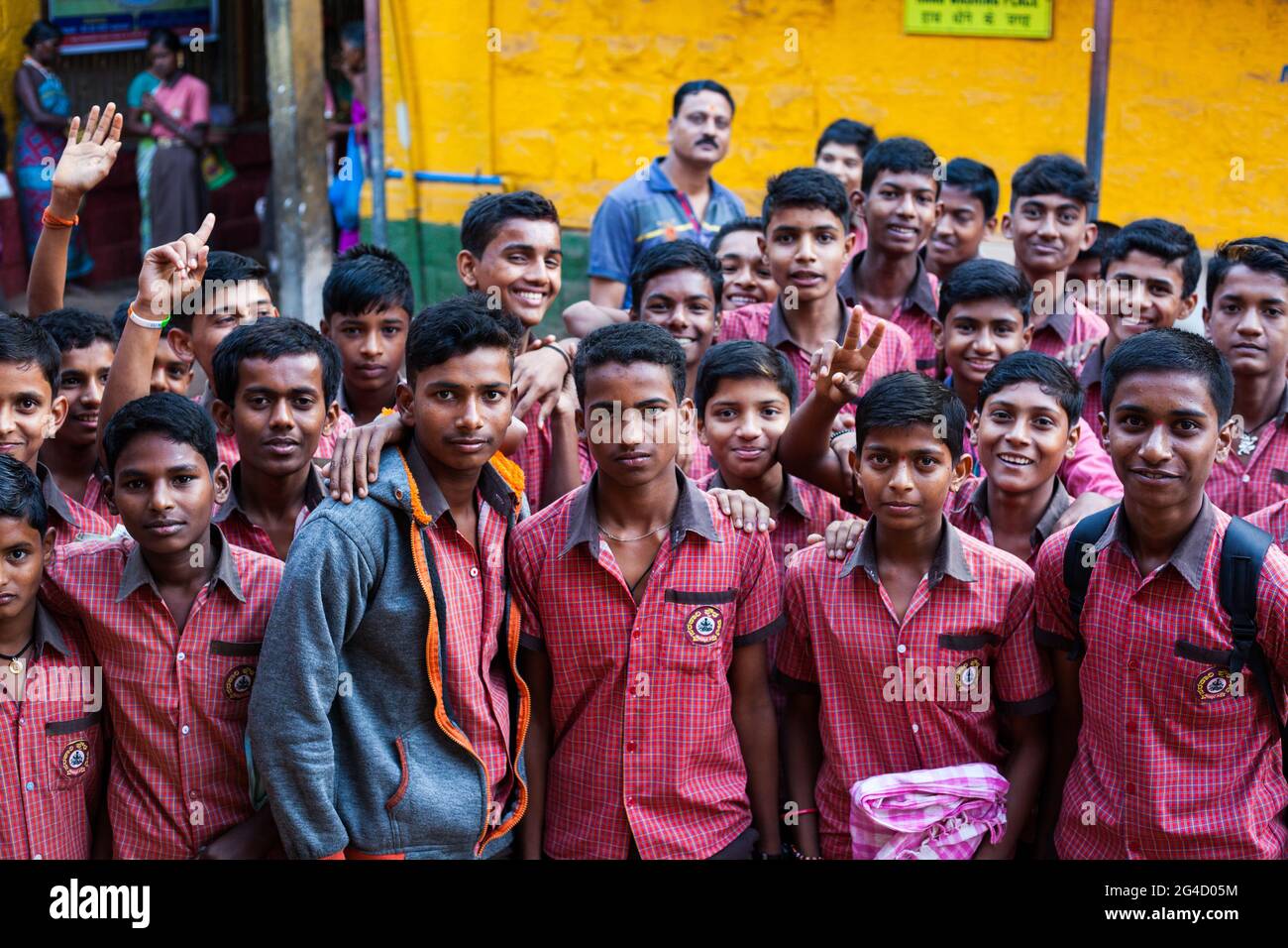 Groupe de 25 élèves adolescents portant un uniforme d'école de chemise à carreaux tous regarder la pose de caméra pour la photo de groupe, Gokarna, Karnataka, Inde Banque D'Images