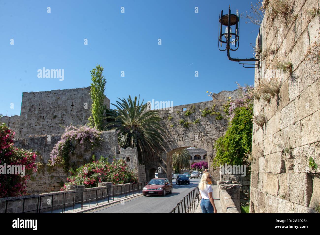 RHODES, Grèce – 07 JUIN 2021. Vue sur les anciens murs médiévaux de la ville de Rhodes, près de la place Hippocrate et du port de Mandraki. Banque D'Images