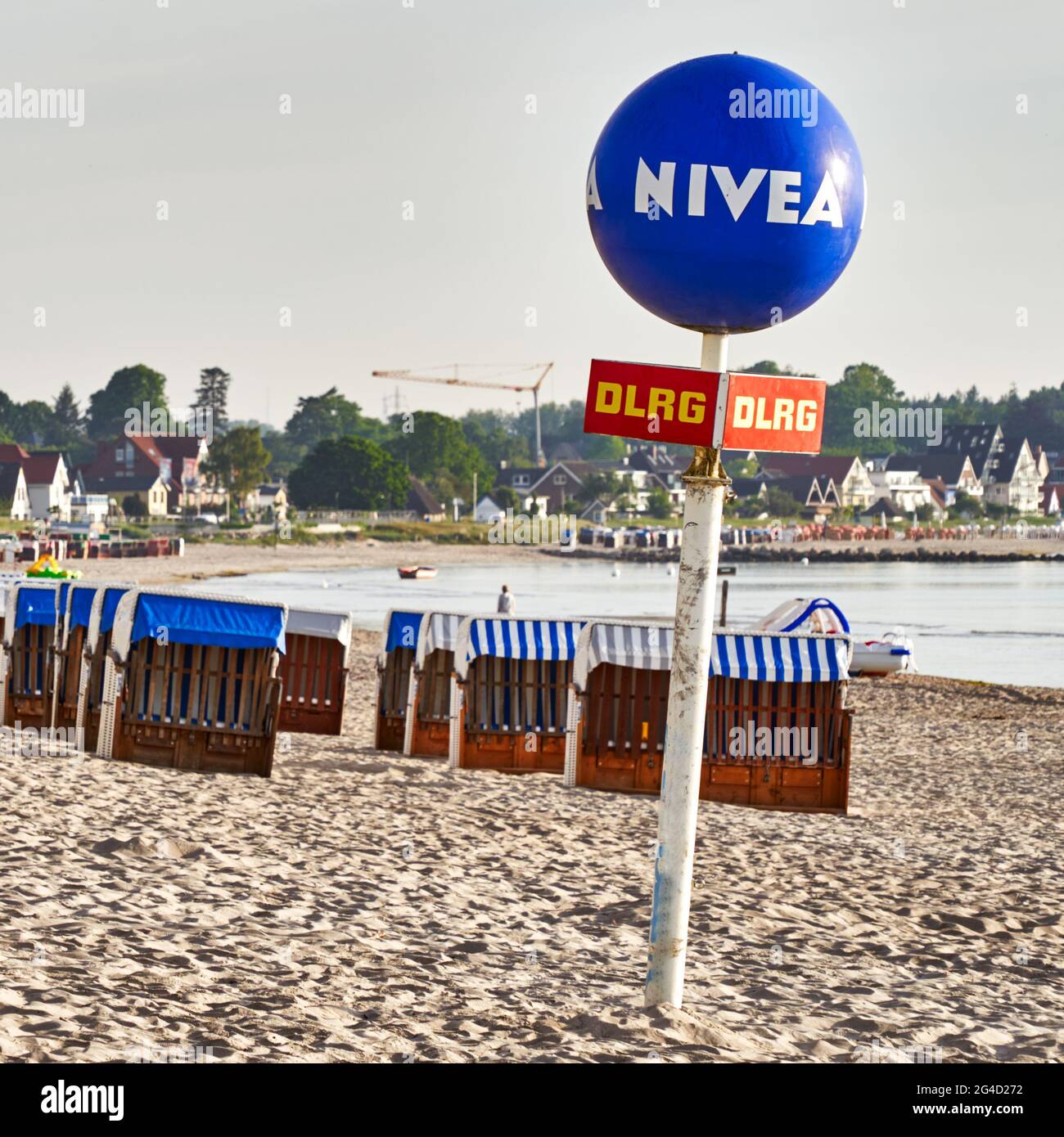NIVEA Beach ball sur un poteau dans le sable sur la plage en face de chaises de plage fermées, illustration éditoriale, Scharbeutz, Allemagne, juin 9., 2021 Banque D'Images