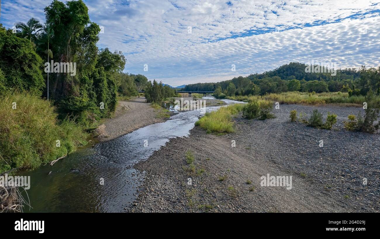 Antenne de l'écosystème aquatique d'une division fluviale avec un pont routier traversant la zone humide de Cattle Creek Banque D'Images
