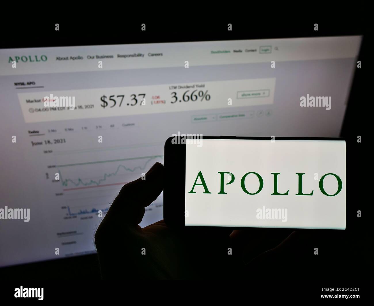 Personne détenant un smartphone avec le logo de la société d'investissement américaine Apollo Global Management Inc. À l'écran devant le site Web. Mise au point sur l'affichage du téléphone. Banque D'Images