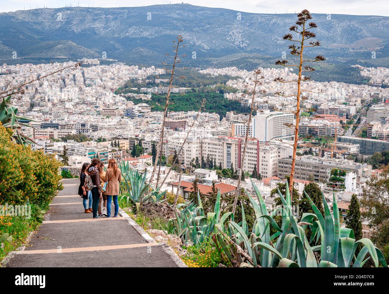 Athènes, Grèce - avril 4 2015 : les jeunes filles profitent de la vue depuis le sentier qui mène au mont Lycabette. Athènes et le mont Hymettus sont dans le backgrou Banque D'Images