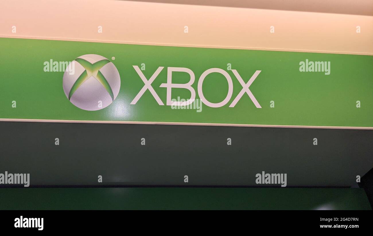 Bordeaux , Aquitaine France - 12 25 2020 : Xbox Series X One Vert signe et logo Microsoft sur le magasin de jouets Banque D'Images