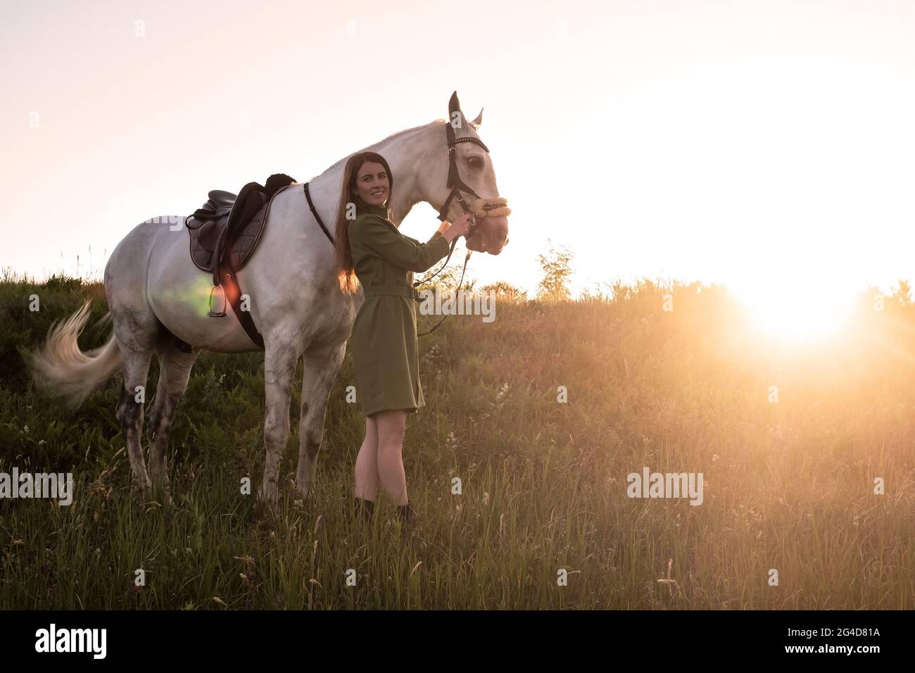 Jeune femme prendre soin de son cheval Banque D'Images