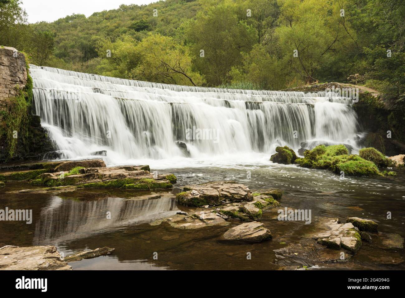 Monsal Dale Weir sur la rivière Wye situé dans le parc national de Peak Derbyshire Angleterre Royaume-Uni Banque D'Images