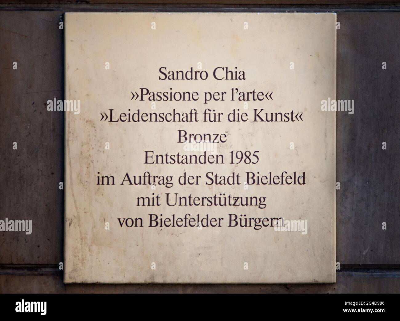 BIELEFELD, ALLEMAGNE. 12 JUIN 2021. Panneau avec texte Sandro Chia passion for Art Bronze fait en 1985 au nom de la ville de Bielefeld avec le su Banque D'Images