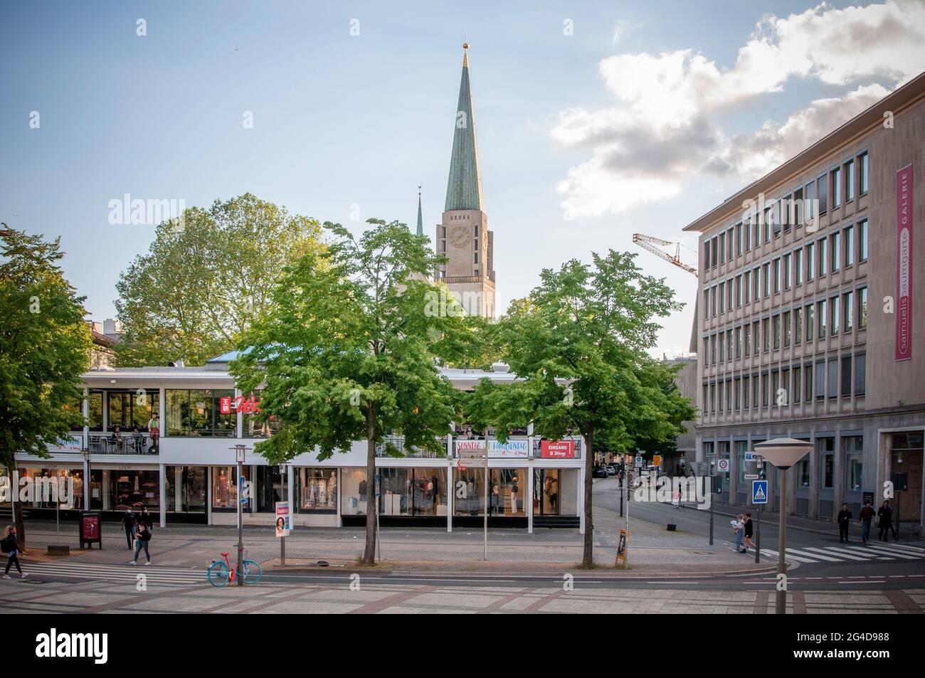 BIELEFELD, ALLEMAGNE. 12 JUIN 2021. Belle vue sur la petite ville allemande avec une architecture typique. Restaurants dans la rue. Banque D'Images
