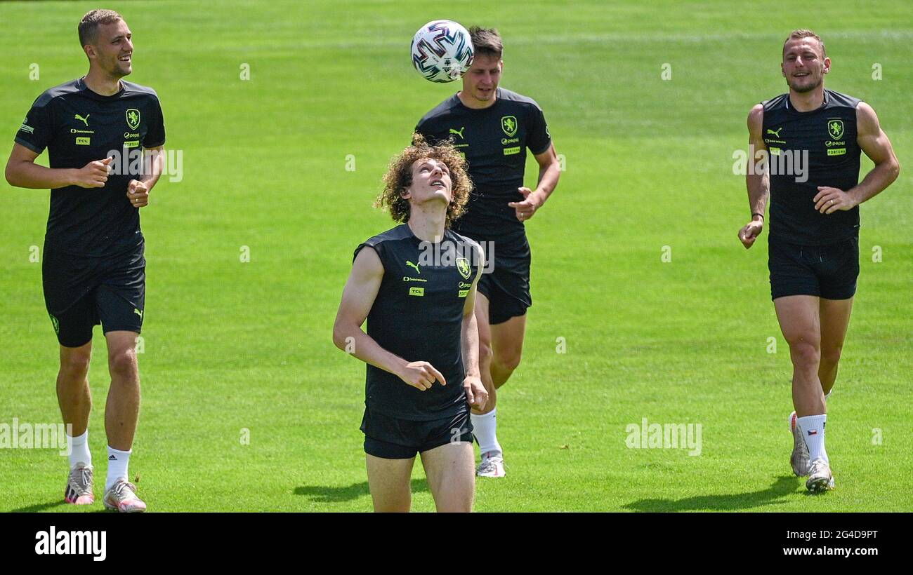 Prague, République tchèque. 20 juin 2021. Alex Kral, au centre, s'entraîne lors d'une séance d'entraînement de l'équipe nationale tchèque avant le match du groupe D contre l'Angleterre, dans le cadre du Championnat d'Europe de football 2020 de l'UEFA, le 20 juin 2021, à Prague, en République tchèque. Crédit : Michal Kamaryt/CTK photo/Alay Live News Banque D'Images