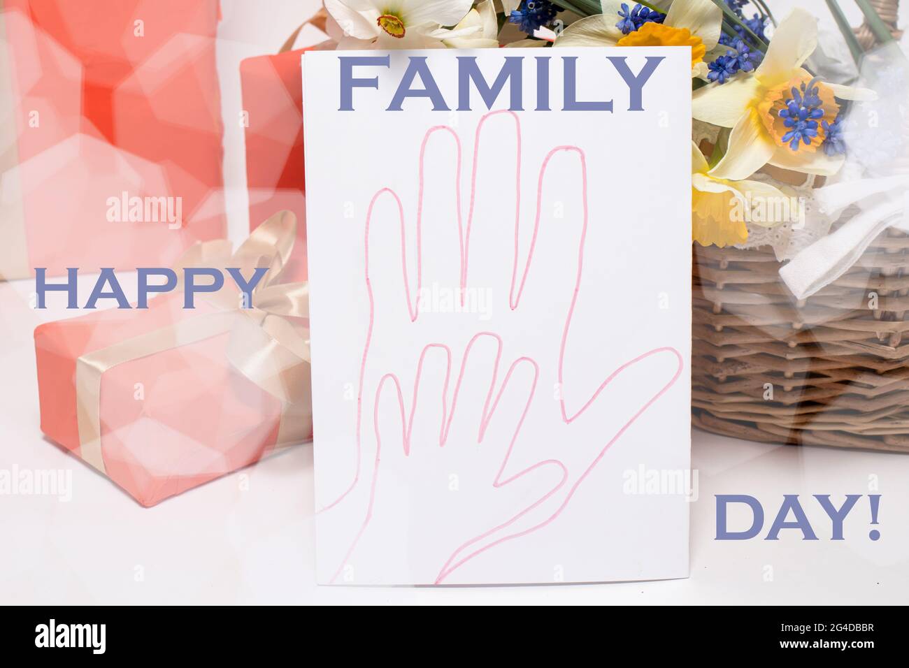 Belle carte pour enfants avec la main d'un parent adulte d'une mère ou d'un père et d'un enfant avec une inscription Happy Family Day. Banque D'Images