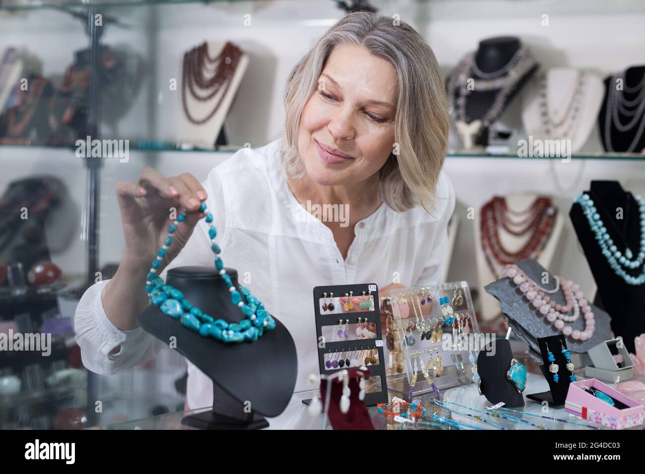 Boutique de bijoux femme colliers et boucles d'vendeur met sur le comptoir  Photo Stock - Alamy