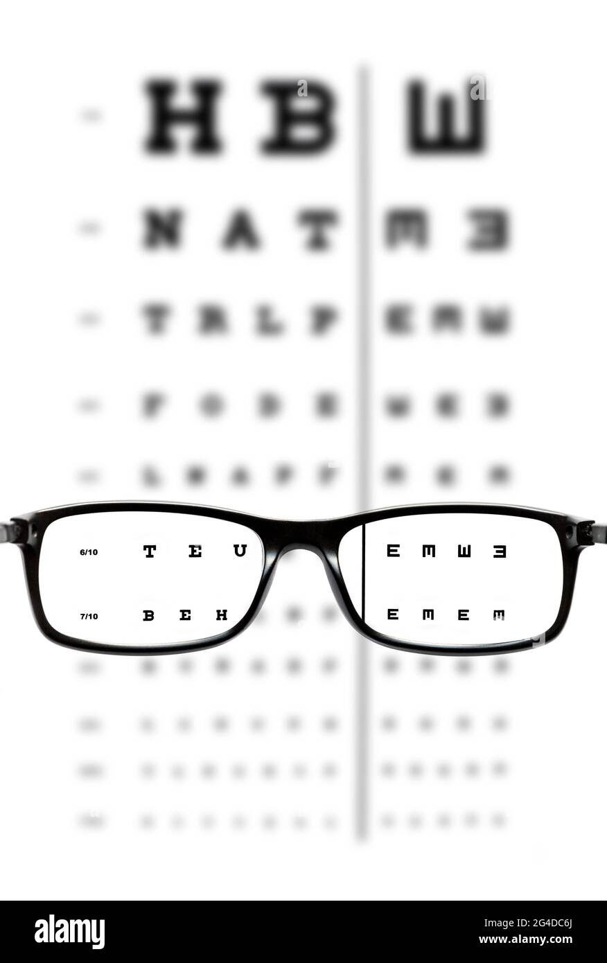 Lunettes devant un diagramme d'œil. Arrière-plan du périphérique optique Banque D'Images