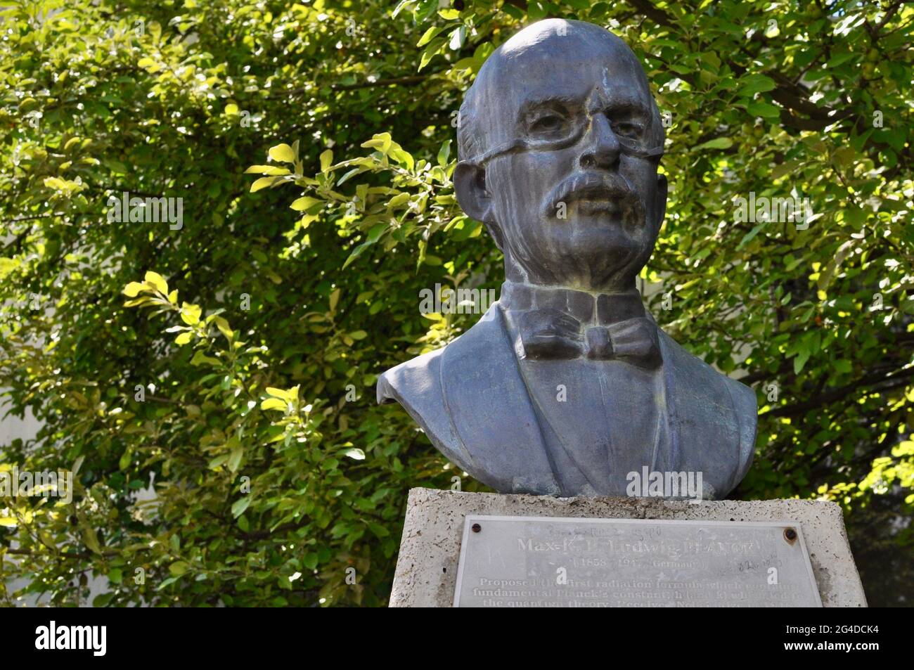 Le buste en bronze du Max Karl Ernst Ludwig Planck au parc de verdure de METU. Planck est le physicien théorique allemand le plus connu pour découvrir l'énergie quanta Banque D'Images