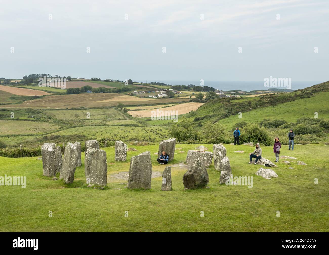 Drombeg, Glandore, Cork, Irlande. 21 juin. 2021. Un groupe observant le lever du soleil pendant le solstice d'été au cercle de pierres de Drombeg à l'extérieur de Glandore, comté de Cork, Irlande.- Credit; David Creedon / Alamy Live News Banque D'Images