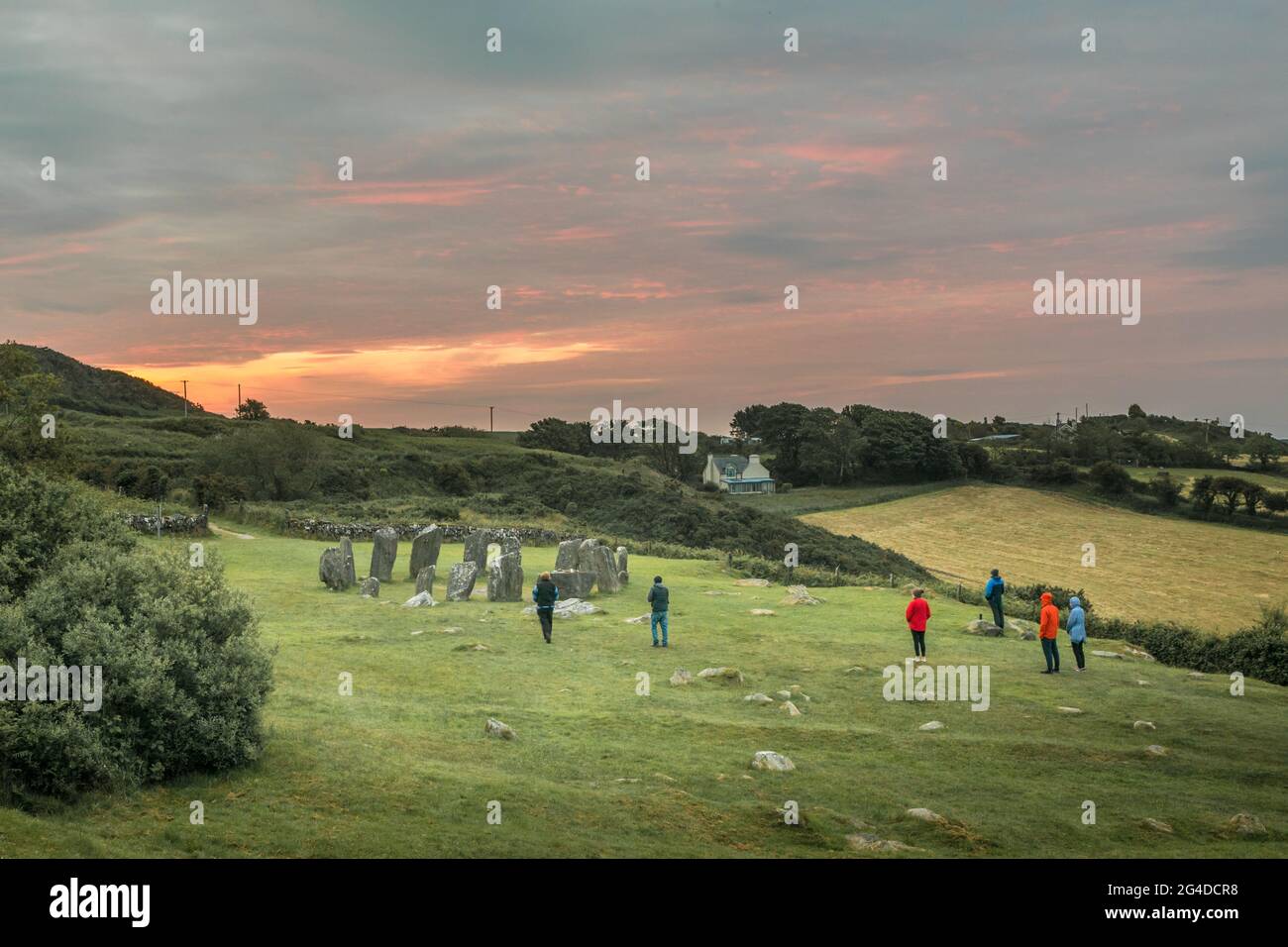 Drombeg, Glandore, Cork, Irlande. 21 juin. 2021. Un groupe observant le lever du soleil pendant le solstice d'été au cercle de pierres de Drombeg à l'extérieur de Glandore, comté de Cork, Irlande.- Credit; David Creedon / Alamy Live News Banque D'Images