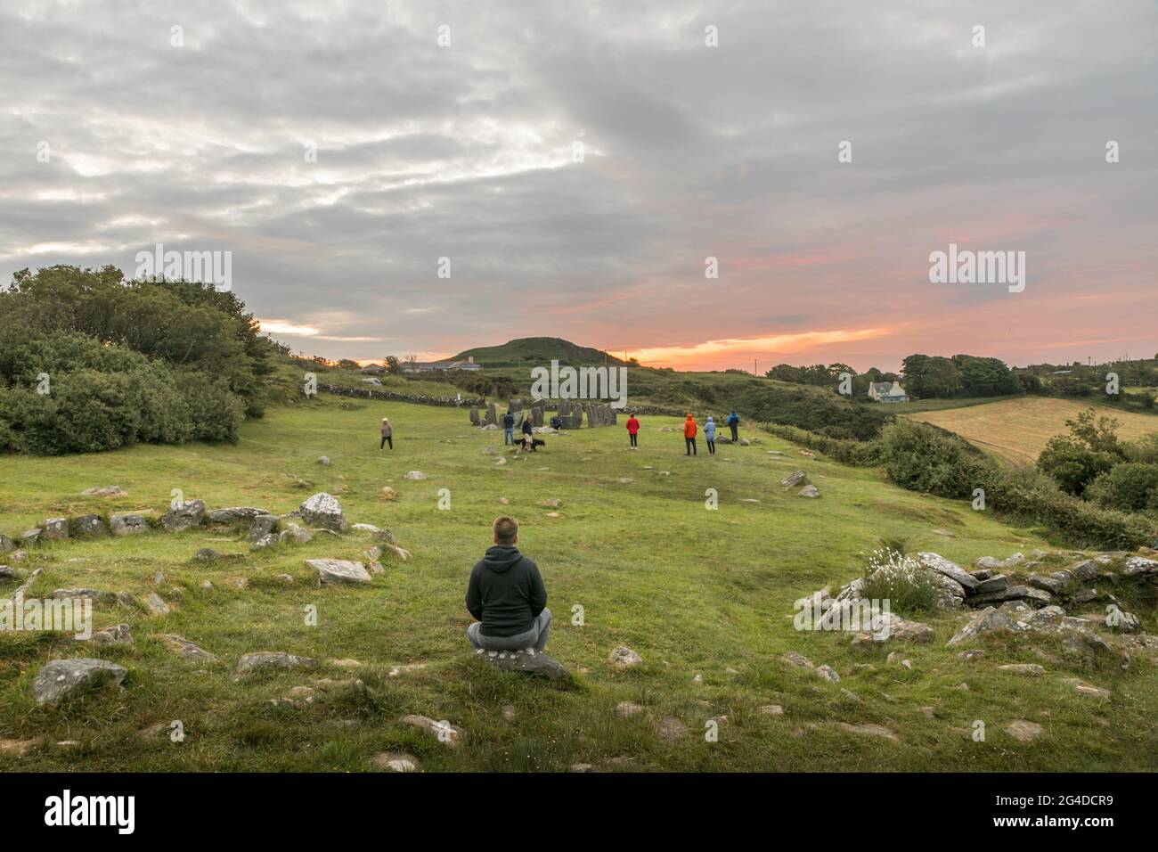 Drombeg, Glandore, Cork, Irlande. 21 juin. 2021. Un groupe observant le lever du soleil pendant le solstice d'été au cercle de pierres de Drombeg à l'extérieur de Glandore, comté de Cork, Irlande.- Credit; David Creedon / Alamy Live News Banque D'Images