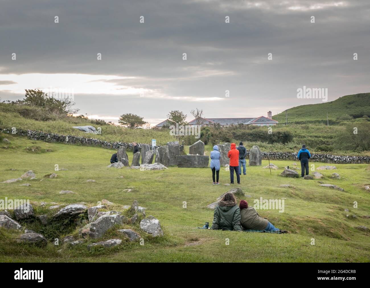 Drombeg, Glandore, Cork, Irlande. 21 juin. 2021. Un groupe observant le lever du soleil pendant le solstice d'été au cercle de pierres de Drombeg à l'extérieur de Glandore, comté de Cork, Irlande.- Credit; David Creedon / Alamy Live News Banque D'Images