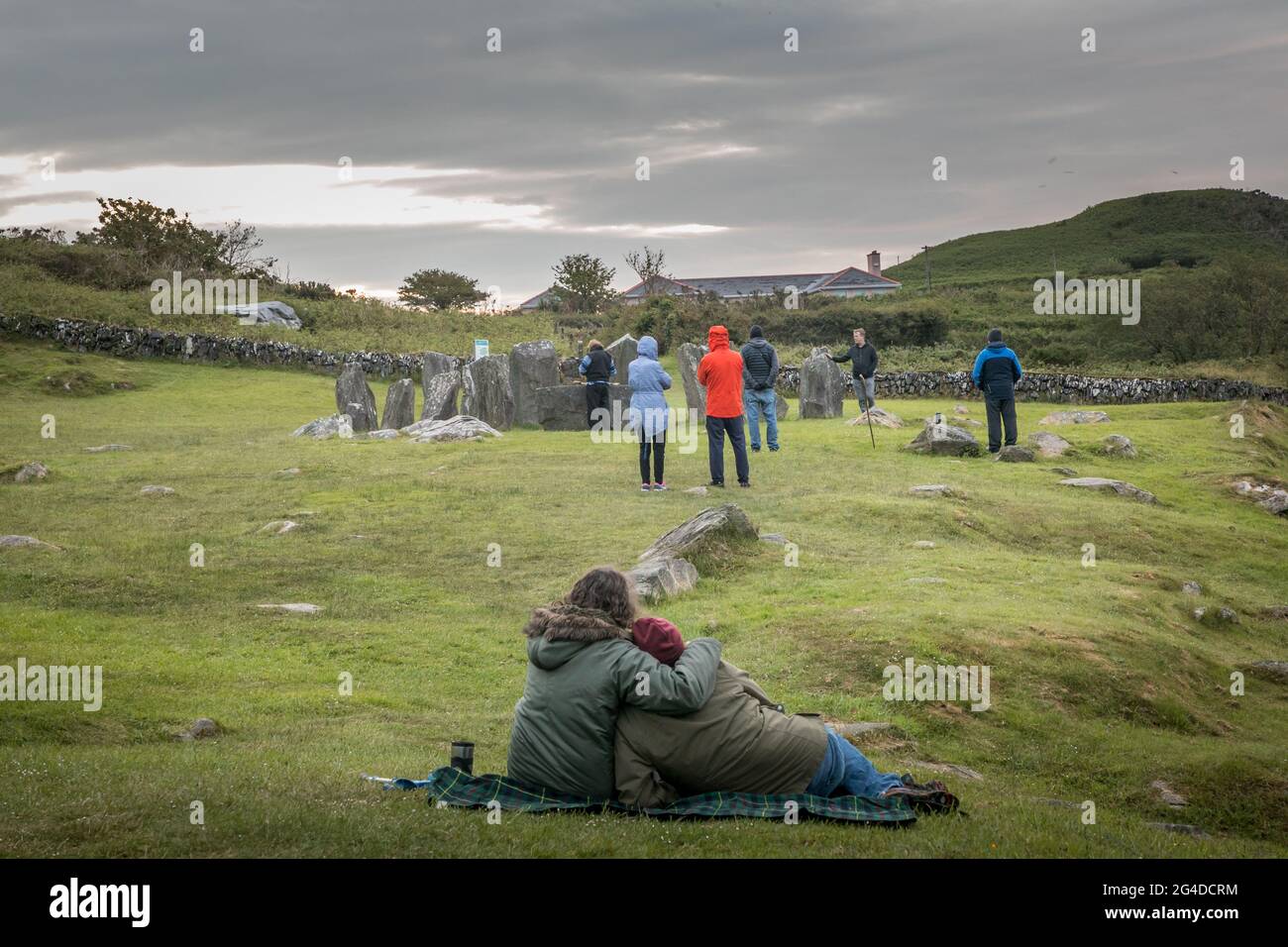 Drombeg, Glandore, Cork, Irlande. 21 juin. 2021. Un groupe observant le lever du soleil pendant le solstice d'été au cercle de pierres de Drombeg à l'extérieur de Glandore, comté de Cork, Irlande.- Credit; David Creedon / Alamy Live News Banque D'Images