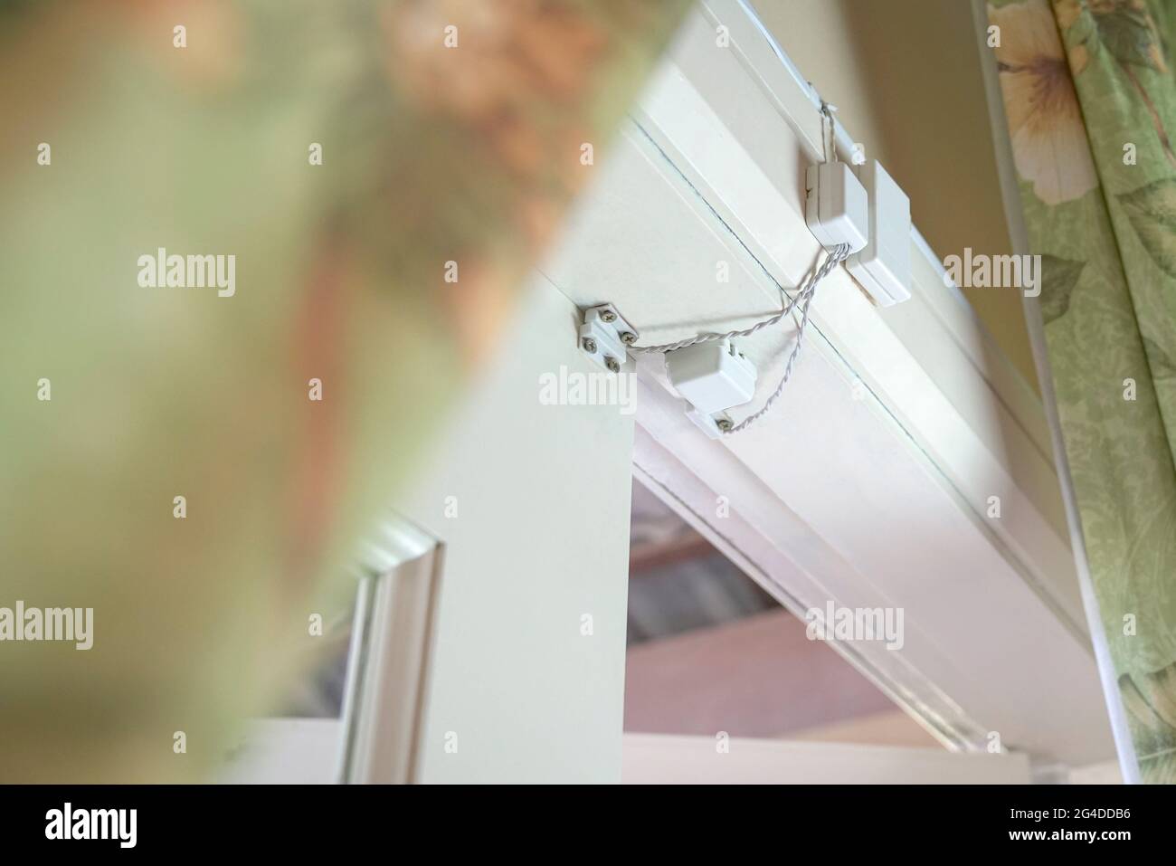 Capteur d'alarme magnétique installé sur la porte. Concept de sécurité à  domicile Photo Stock - Alamy