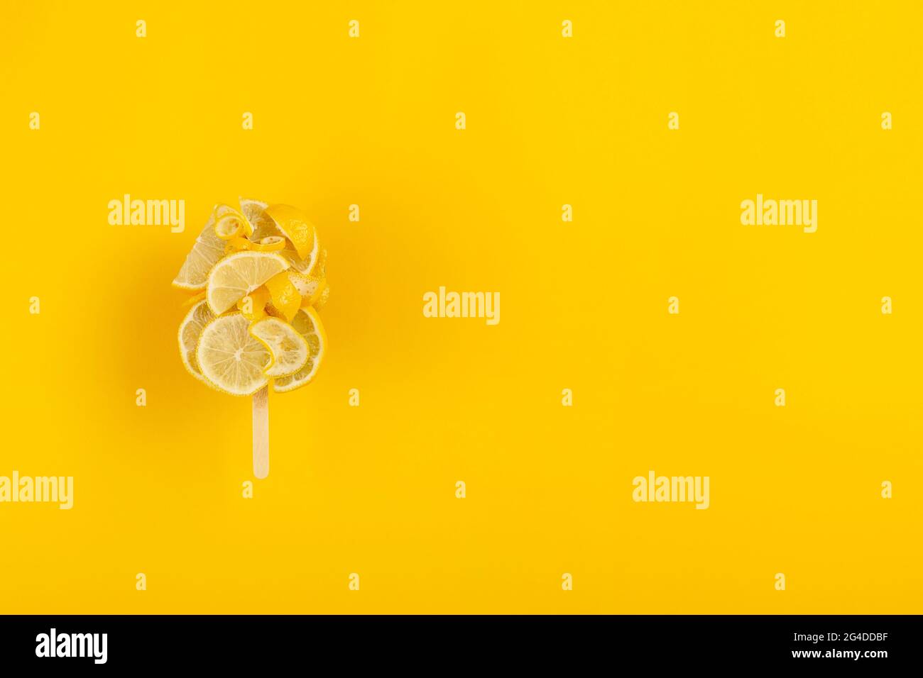 Crème glacée créative à base de citron. Concept de dessert d'été rafraîchissant et lumineux Banque D'Images