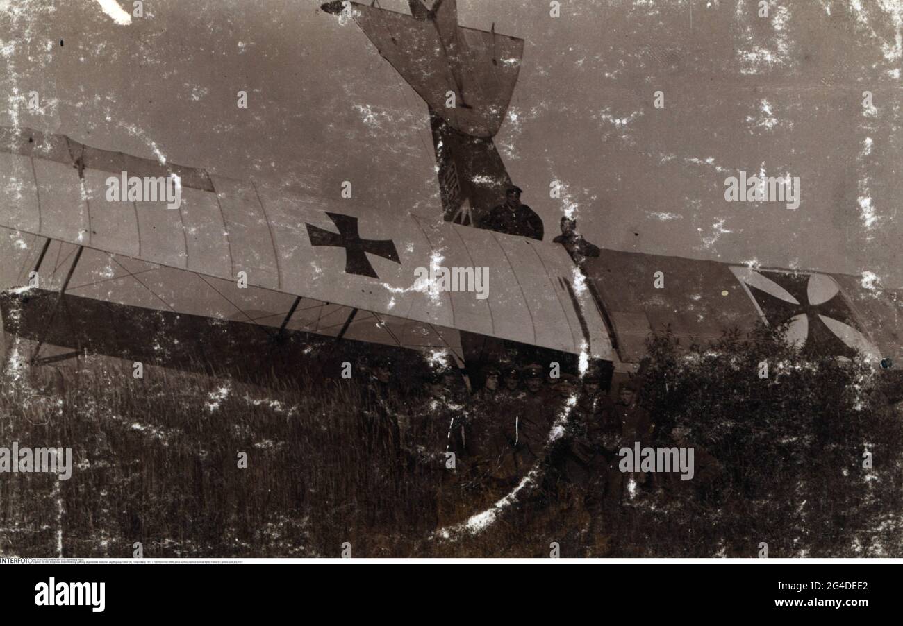 Première Guerre mondiale / WWI, guerre aérienne, s'est écrasé Fokker allemand Dr I, carte postale, 1917, DROITS-SUPPLÉMENTAIRES-AUTORISATION-INFO-NON-DISPONIBLE Banque D'Images