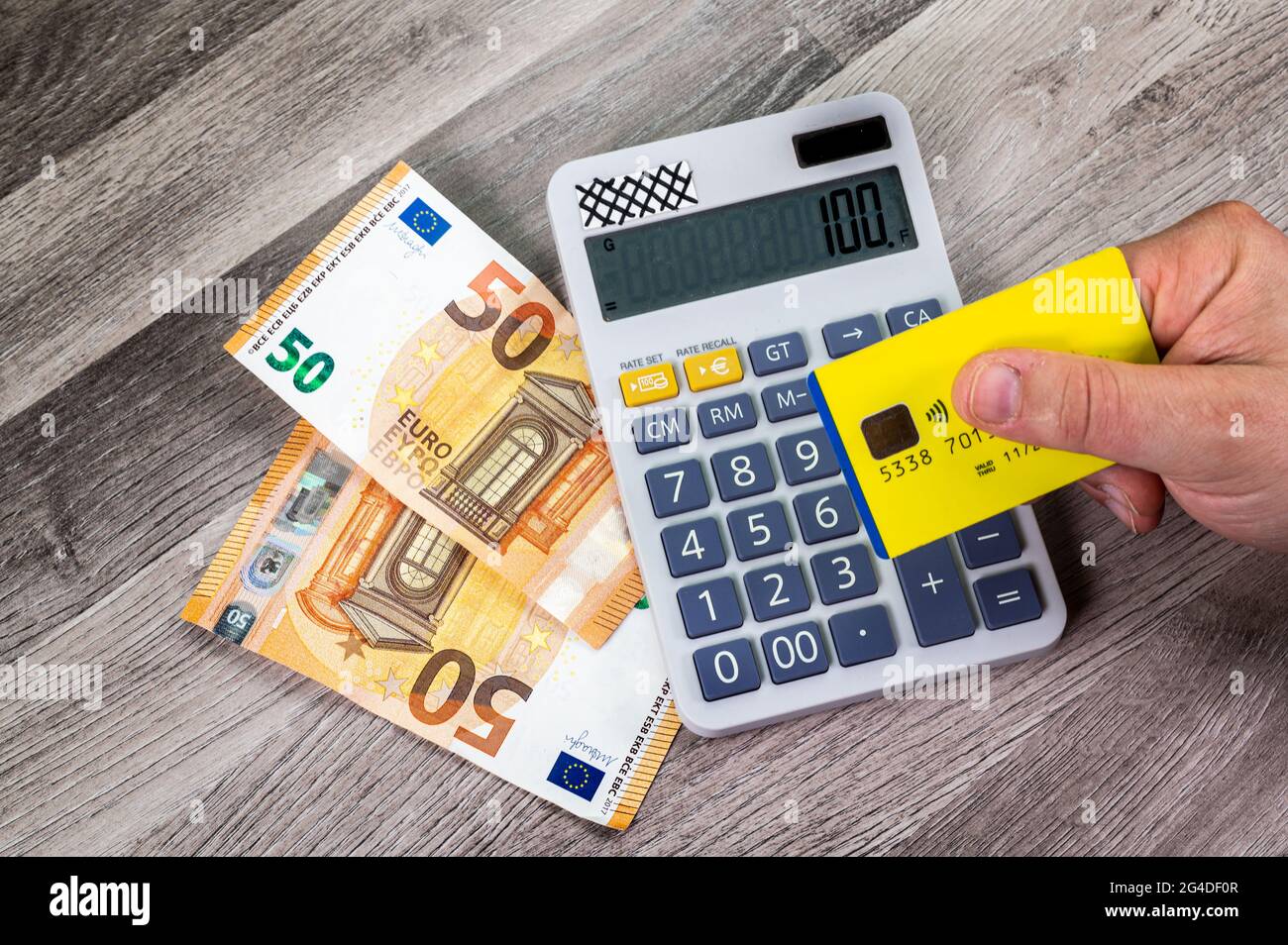 carte de crédit de 50 billets en euros avec calculatrice gros plan sur une table en bois Banque D'Images