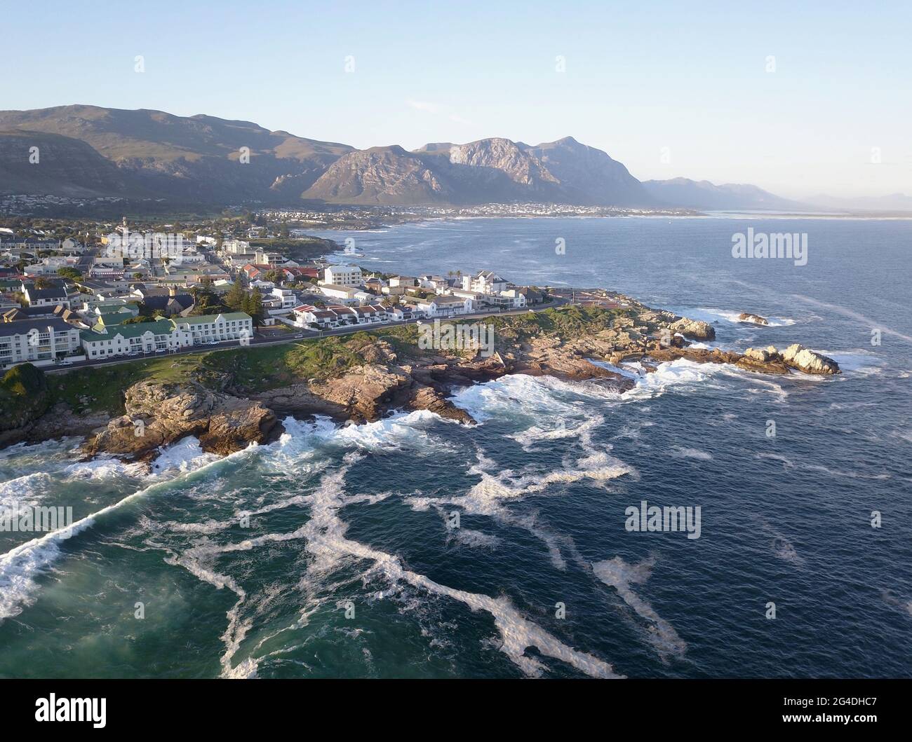 Vue aérienne sur Hermanus, petite ville côtière à l'extérieur du Cap, Afrique du Sud Banque D'Images