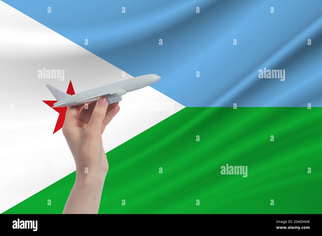 Avion en main avec le drapeau national de Djibouti. Voyage à Djibouti. Banque D'Images