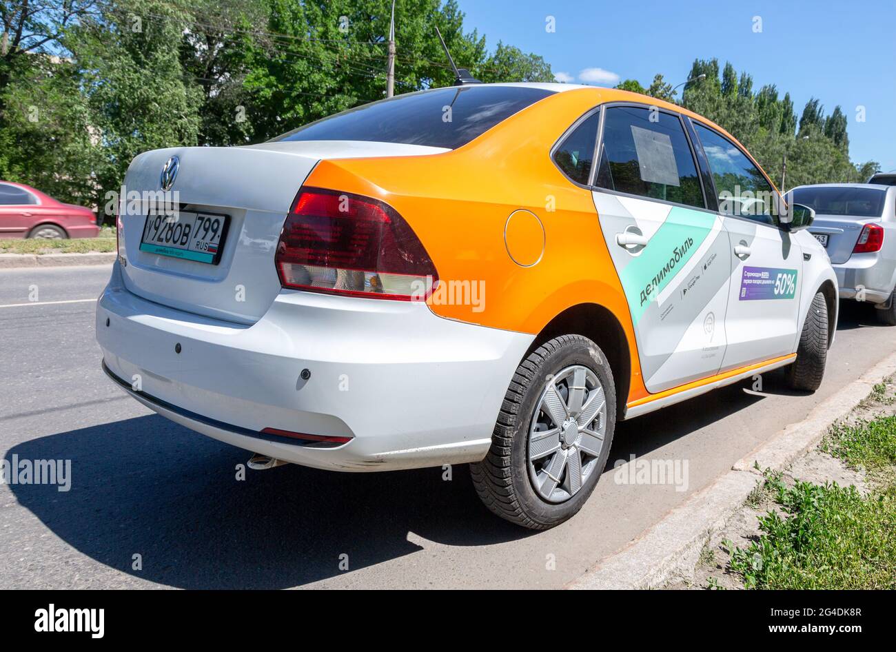 Samara, Russie - 18 juin 2021: Voiture partagée Delimobil parking dans la rue de la ville. Louez une voiture de différentes marques. Véhicule de service de partage de voitures Banque D'Images