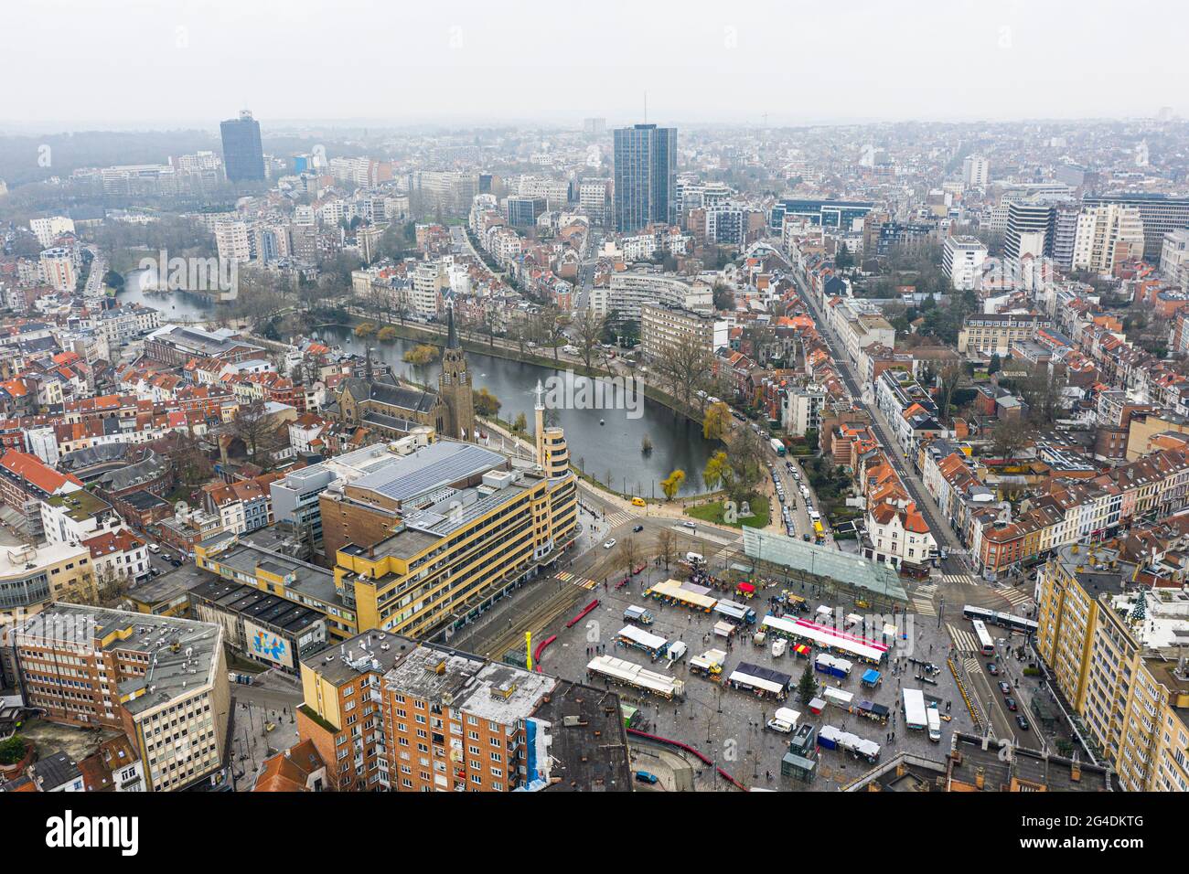 Bruxelles, Belgique, 3 janvier 2021 : vue panoramique d'en haut, Ixelles Pons et Flagey Building sur la place Eugène Flagey Banque D'Images