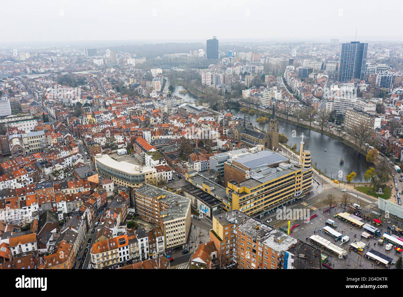 Bruxelles, Belgique, 3 janvier 2021 : vue panoramique d'en haut, Ixelles Pons et Flagey Building sur la place Eugène Flagey Banque D'Images