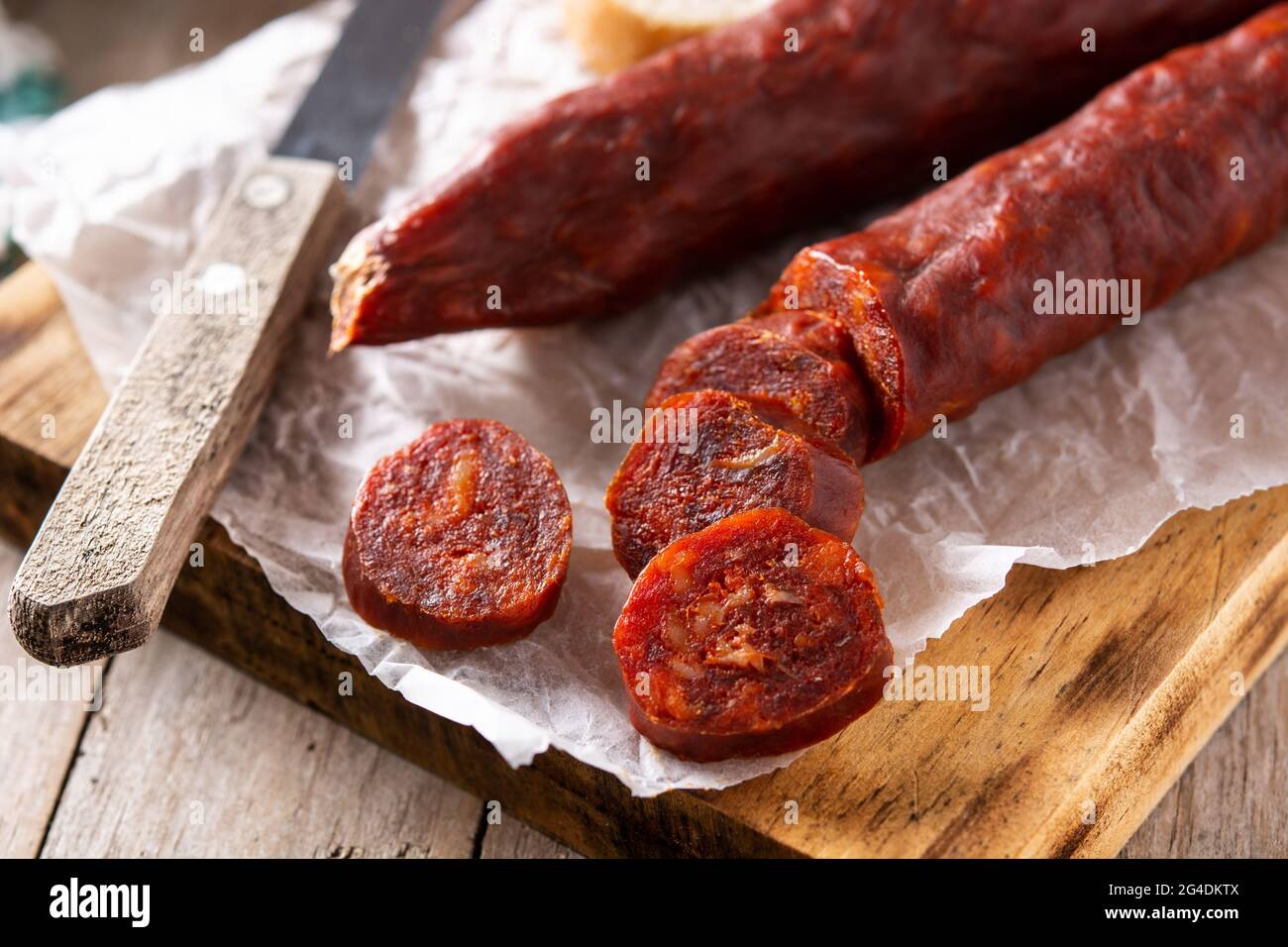 Saucisse chorizo espagnole sur une table rustique en bois Banque D'Images