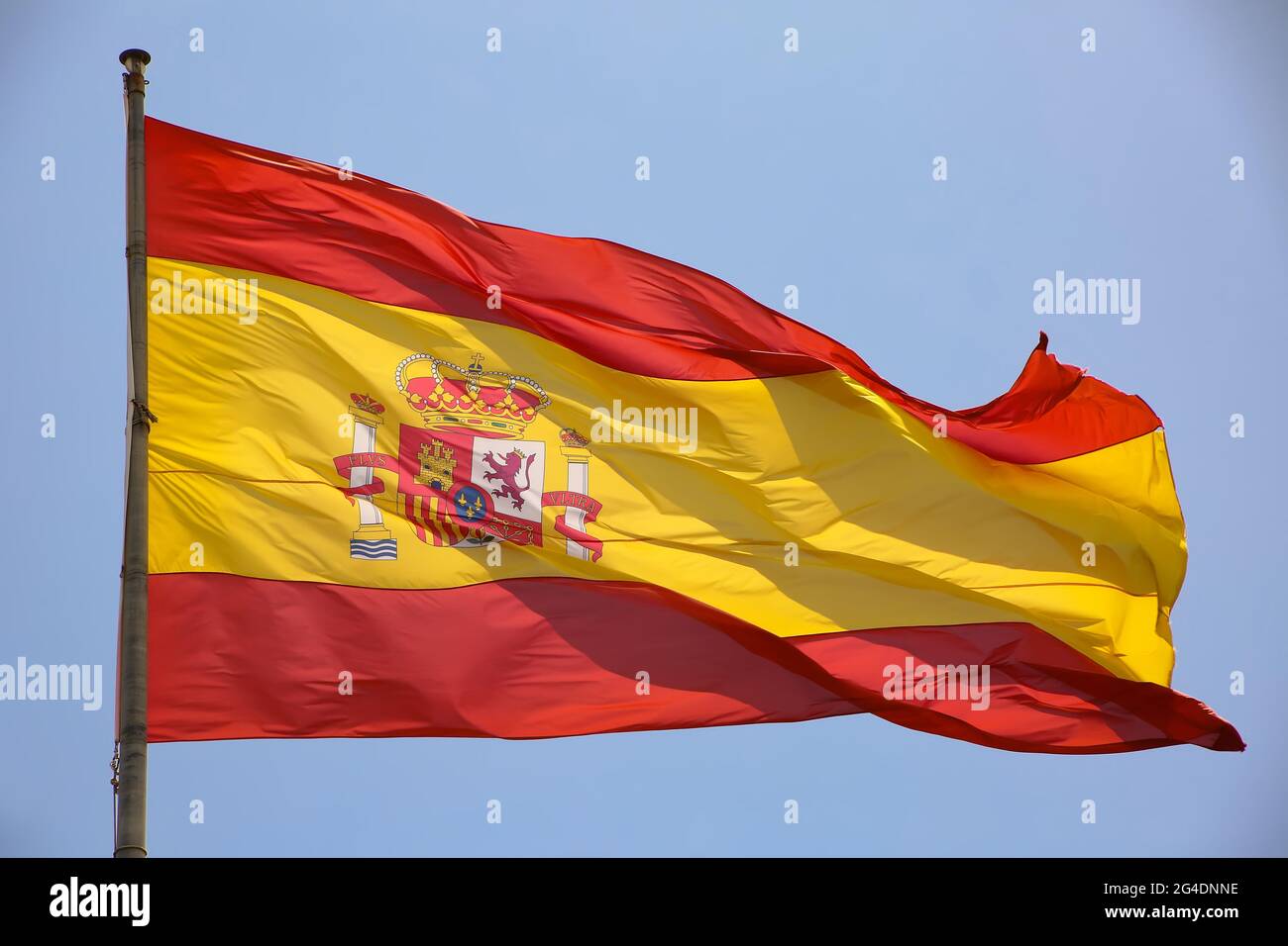 Gros plan du drapeau de l'Espagne. Utilisé pour représenter le pays espagnol avec un emblème et des bandes horizontales rouges et jaunes. Banque D'Images Gros plan du drapeau de l'Espagne. Utilisé pour représenter le pays espagnol avec un emblème et des bandes horizontales rouges et jaunes. Banque D'Images