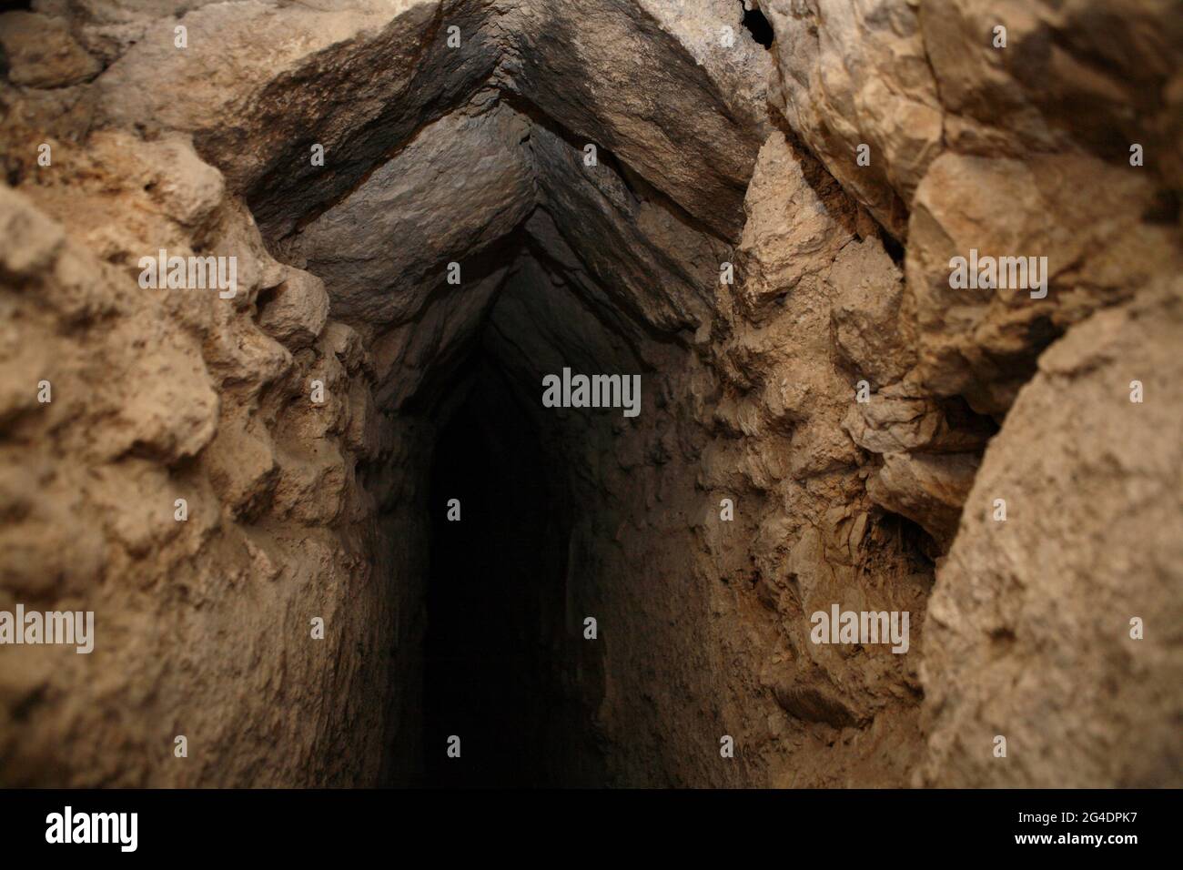 Fin et sortie du tunnel, partie du 1er siècle av. J.-C. construit par Hasmonean, aqueduc de bas niveau menant à l'eau du Mont Temple à Jérusalem depuis les piscines Salomon. Banque D'Images