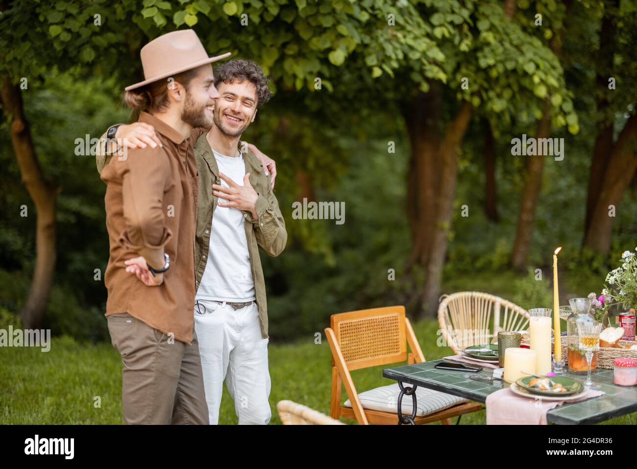 Deux amis masculins parlant pendant un déjeuner dans la nature Banque D'Images