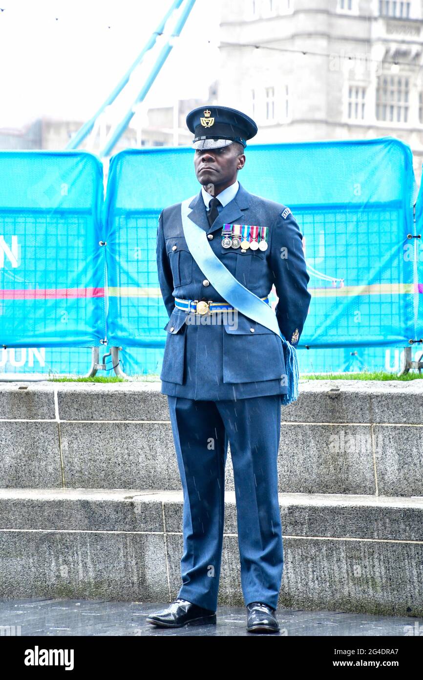 Londres, Royaume-Uni. 21 juin 2021. Sadiq Khan, maire de Londres, rend  hommage aux militaires avant la Journée des forces armées avec les forces  armées, le vice-maréchal de l'air Simon Edwards ma RAF,
