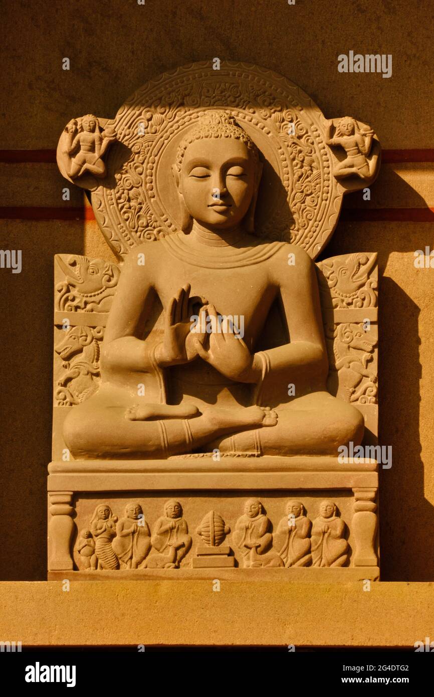 02 février 2021, statue du Grand Bouddha à Sarnath, Inde. Banque D'Images