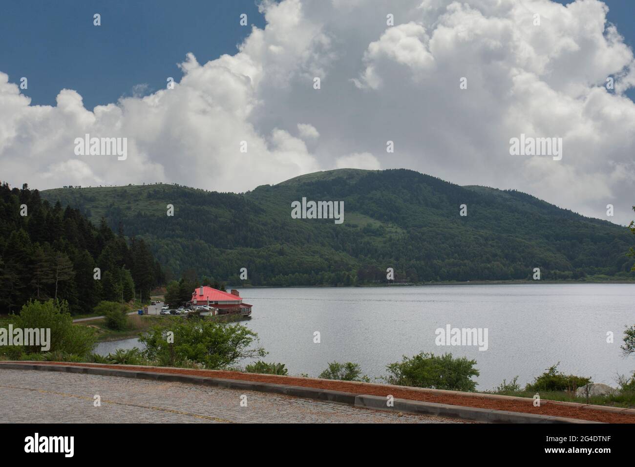 Vue sur le lac depuis le sentier de randonnée sur la rive du lac Abant et vue sur l'hôtel de loin Banque D'Images