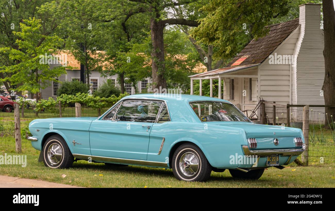 DEARBORN, MI/USA - 19 JUIN 2021 : une voiture Ford Mustang 1965 au salon de la voiture Henry Ford (THF) Motor Muster, à Greenfield Village, près de Detroit, MI. Banque D'Images