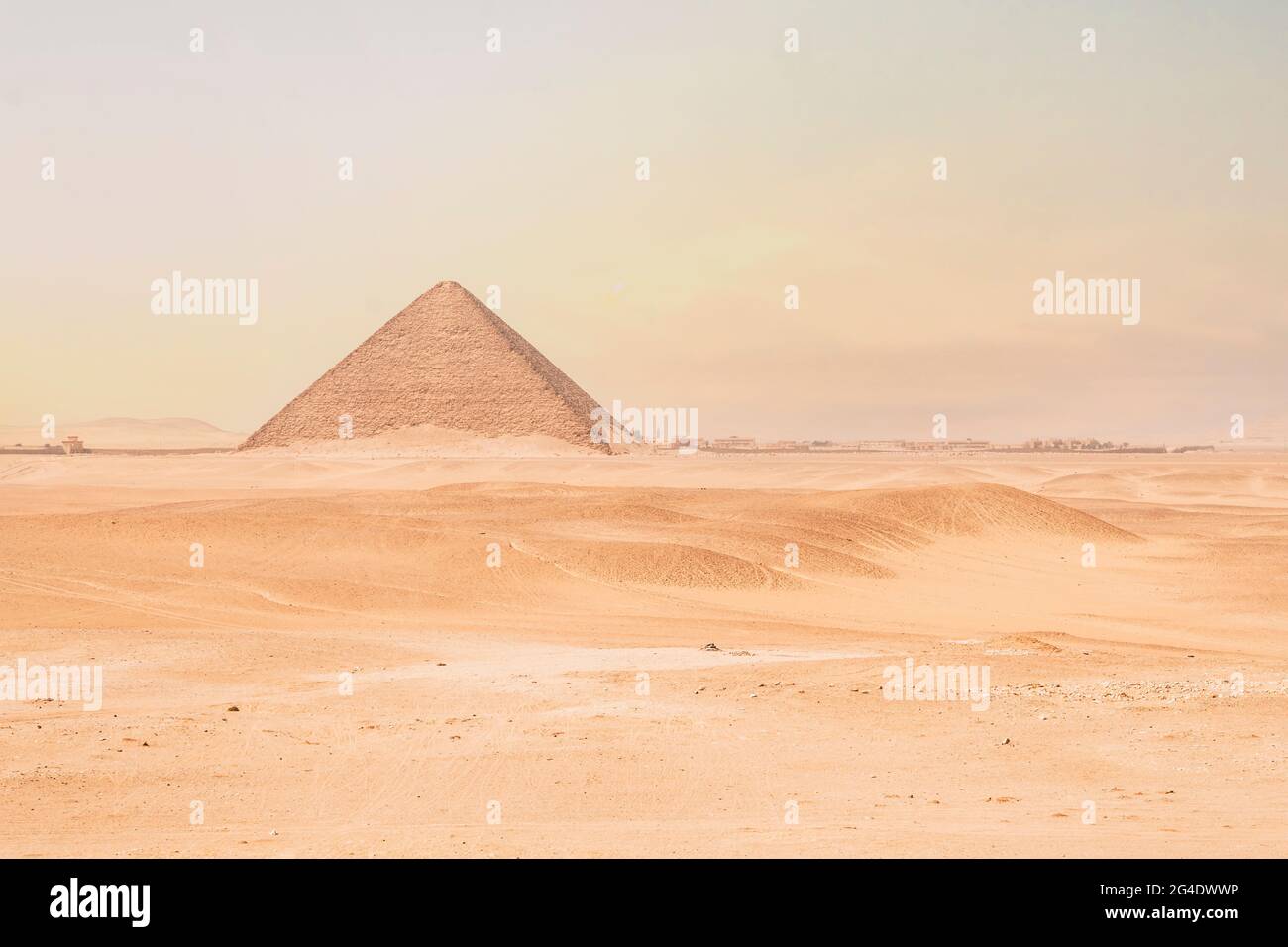 La pyramide rouge du Dahshur avec le ciel bleu à Gizeh, en Égypte Banque D'Images