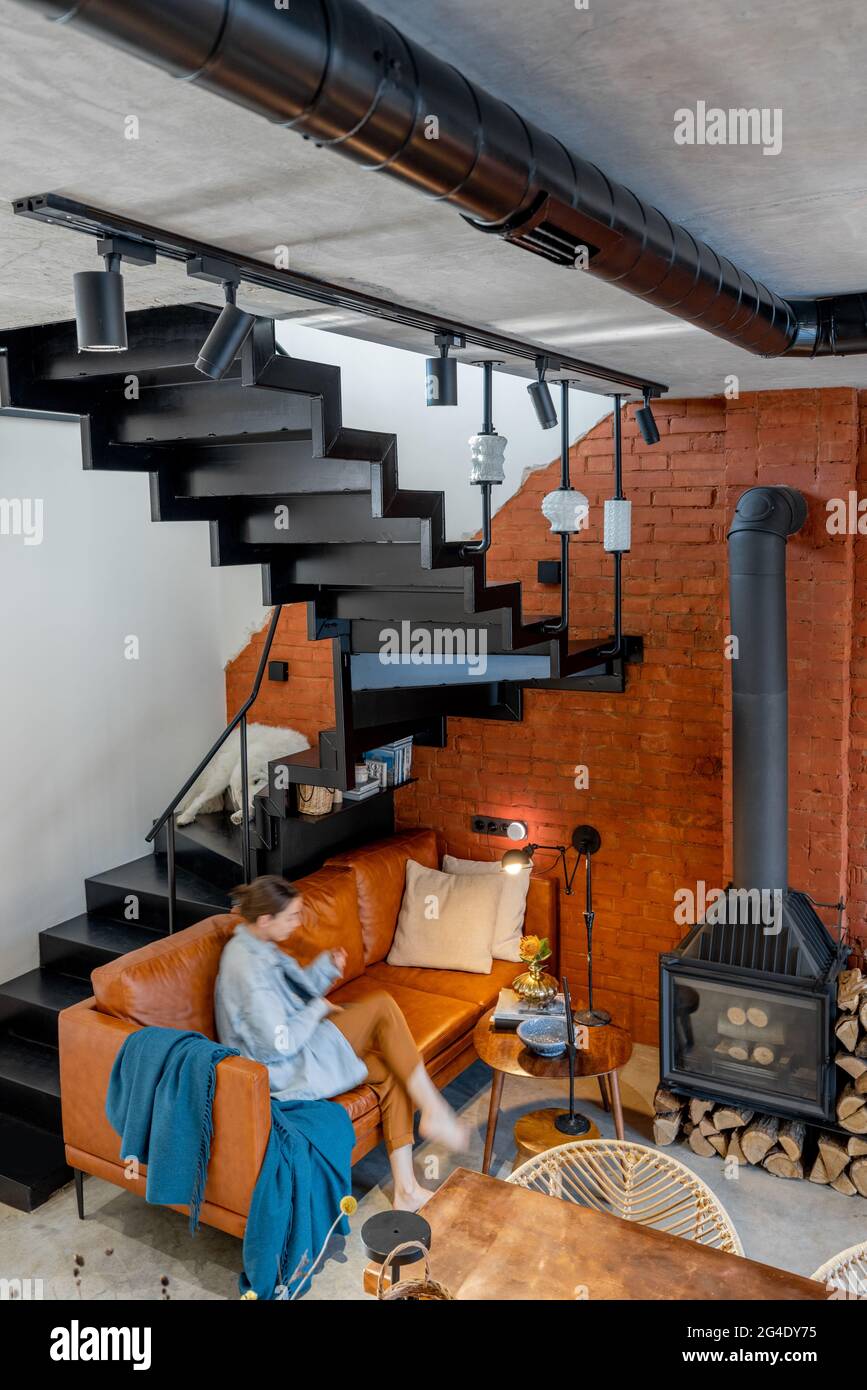 Maison élégante salle de séjour intérieur dans un style mixte Banque D'Images