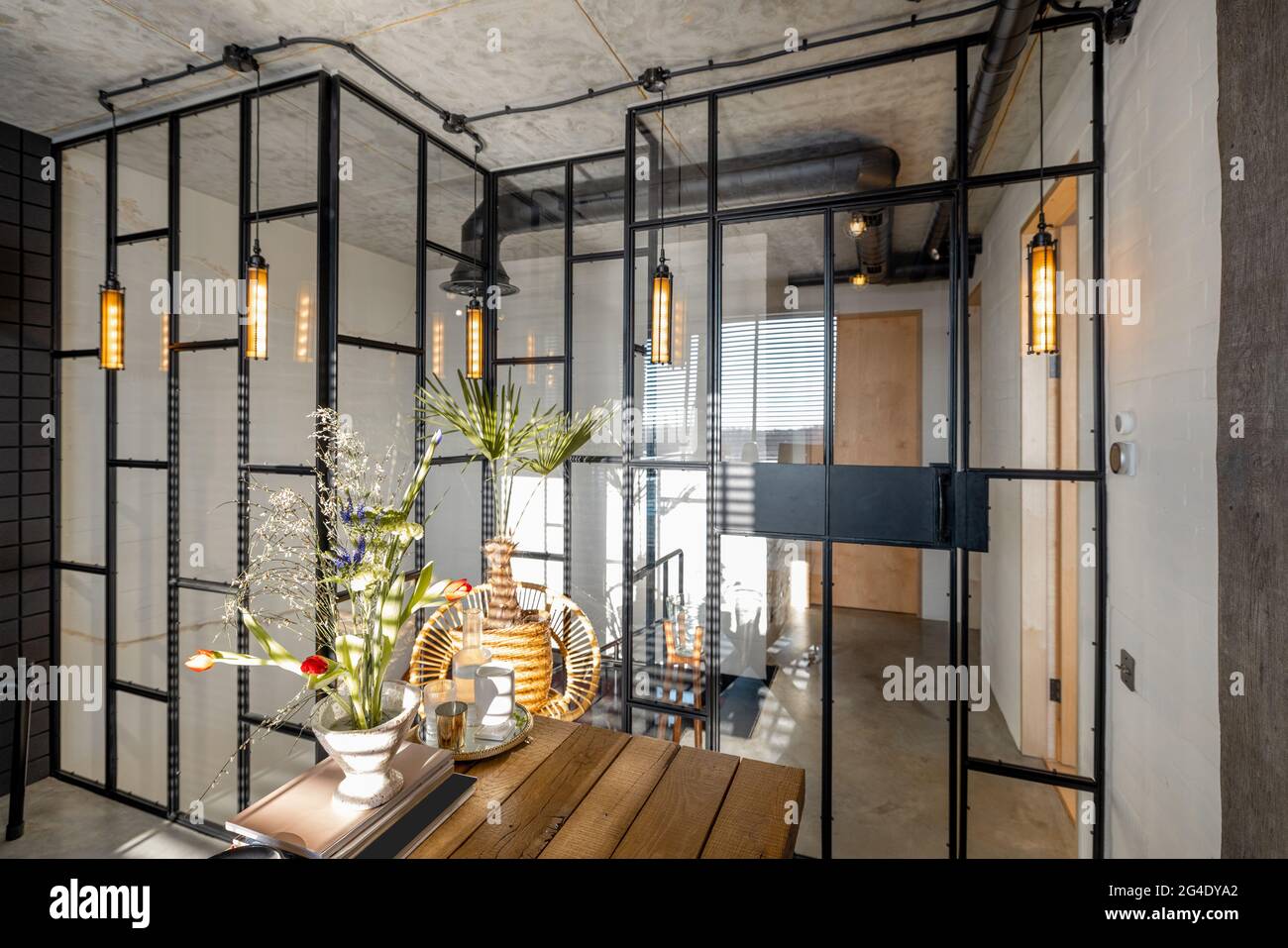 Mur de verre loft dans un bureau à la maison Banque D'Images