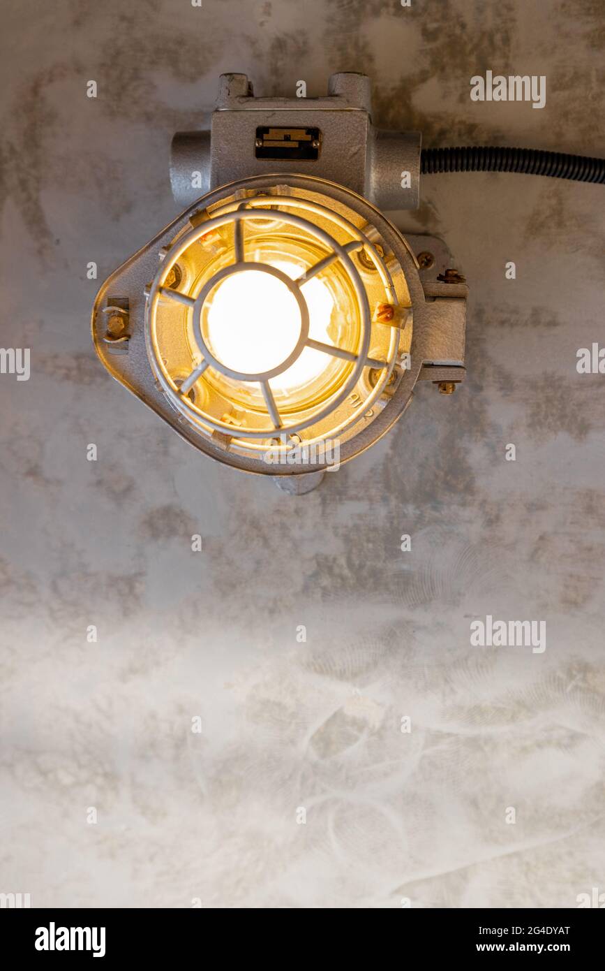 Lampe industrielle au plafond en béton Banque D'Images