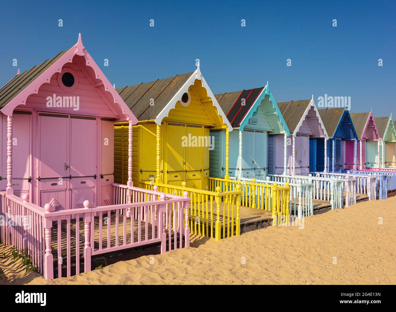 Cabines de plage aux couleurs pastel, Mersea Island, Essex, Royaume-Uni. Banque D'Images