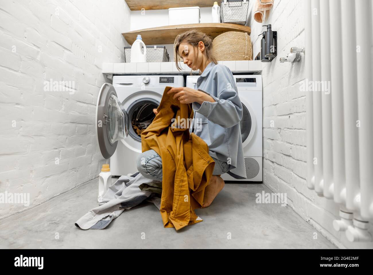 Femme lavant des vêtements à la maison Photo Stock - Alamy