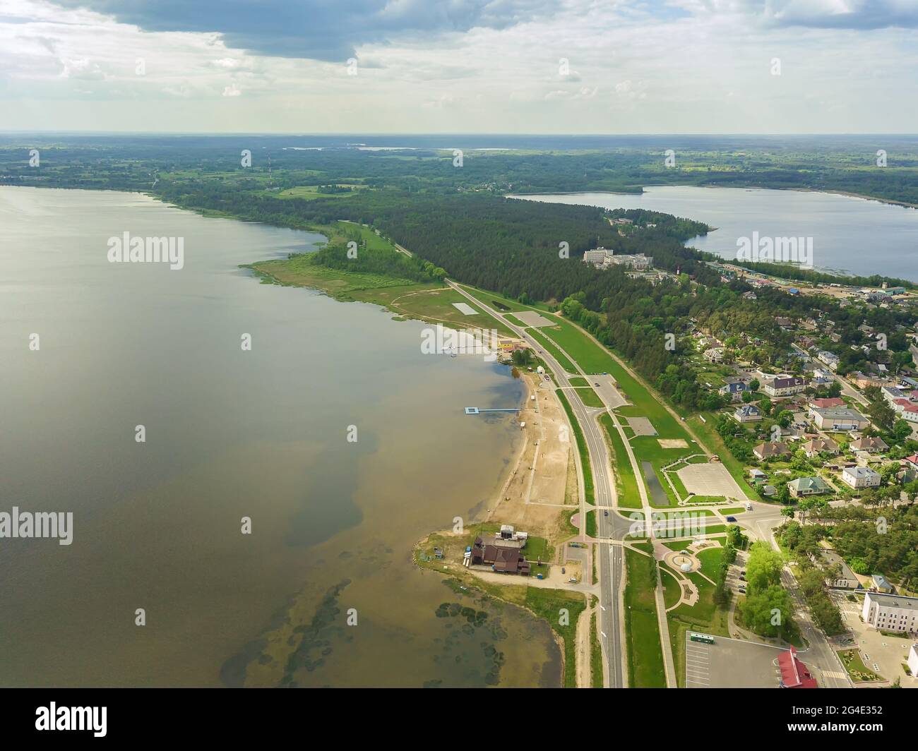 Vue de drone de la ville de Braslav en Biélorussie avec des lacs par une journée ensoleillée Banque D'Images